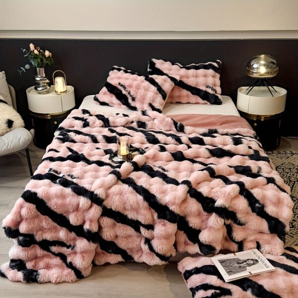 A Soft And Comfortable Printed Blanket From The Printed Series, Made Of Faux Rabbit Fur Plush, Suitable For Warmth In All Four Seasons. It Can Be Used In Various Settings Such As The Bedroom, Sofa, Office, Dormitory, Camping, And Travel