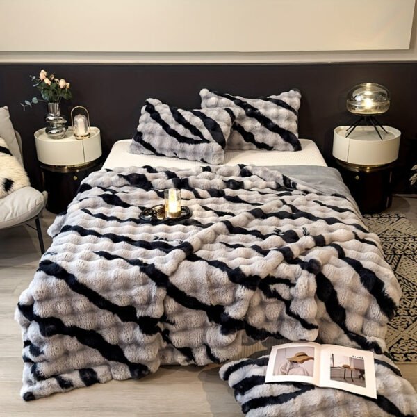 A Soft And Comfortable Printed Blanket From The Printed Series, Made Of Faux Rabbit Fur Plush, Suitable For Warmth In All Four Seasons. It Can Be Used In Various Settings Such As The Bedroom, Sofa, Office, Dormitory, Camping, And Travel
