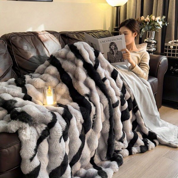 A Soft And Comfortable Printed Blanket From The Printed Series, Made Of Faux Rabbit Fur Plush, Suitable For Warmth In All Four Seasons. It Can Be Used In Various Settings Such As The Bedroom, Sofa, Office, Dormitory, Camping, And Travel