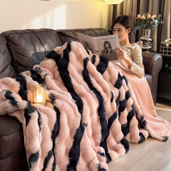 A Soft And Comfortable Printed Blanket From The Printed Series, Made Of Faux Rabbit Fur Plush, Suitable For Warmth In All Four Seasons. It Can Be Used In Various Settings Such As The Bedroom, Sofa, Office, Dormitory, Camping, And Travel