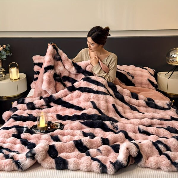 A Soft And Comfortable Printed Blanket From The Printed Series, Made Of Faux Rabbit Fur Plush, Suitable For Warmth In All Four Seasons. It Can Be Used In Various Settings Such As The Bedroom, Sofa, Office, Dormitory, Camping, And Travel