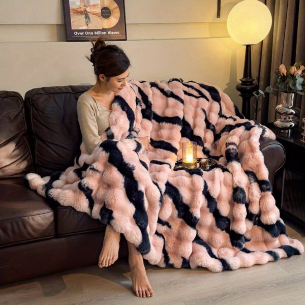 A Soft And Comfortable Printed Blanket From The Printed Series, Made Of Faux Rabbit Fur Plush, Suitable For Warmth In All Four Seasons. It Can Be Used In Various Settings Such As The Bedroom, Sofa, Office, Dormitory, Camping, And Travel